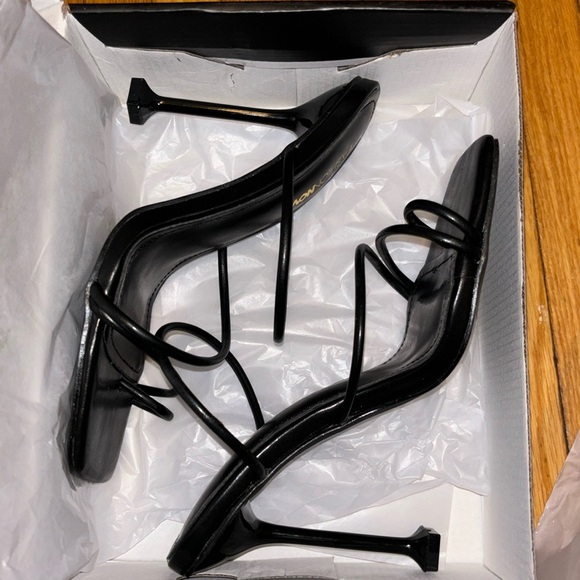 Fashion Nova All Black short heels - Picture 1 of 4